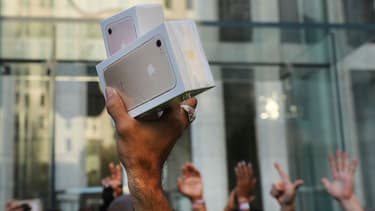 Pour son modèle anniversaire, Apple pourrait dévoiler un iPhone X dont la version haut de gamme pourrait atteindre 1200 dollars.