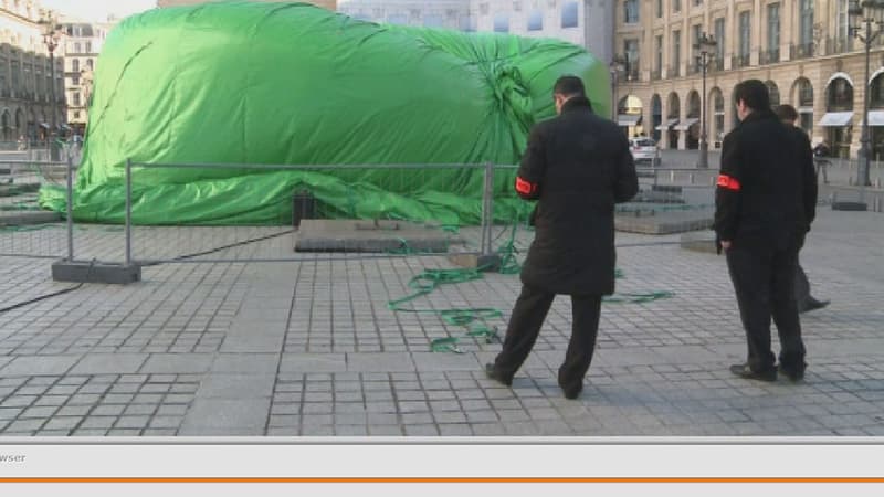 Le controversé "Tree" érigé sur la place Vendôme ne faisait pas l'unanimité. 