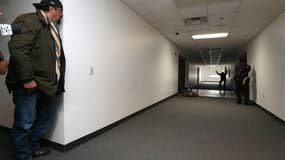 Simulation d'intervention sur une fusillade en milieu scolaire, à Fountain Hills dans l'Arizona. Steven Seagal (à gauche), vieille gloire du film d'action, a prêté ses talents samedi à un groupe de volontaires mis sur pied par un shérif de l'Arizona pour