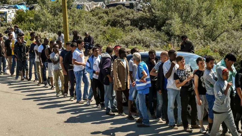 Migrants faisant la queue pour recevoir la nourriture d'une organisation humanitaire, le 8 août 2015