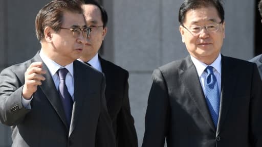 Chung Eui-yong (D) et Suh Hoon (G), membres de la délégation sud-coréenne avant leur envol pour la Corée du Nord, le 5 mars 2018 à Seongnam
