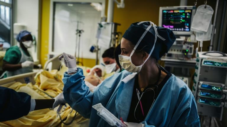 Des équipes médicales s'occupent d'un patient dans l'unité de soins intensifs de l'hôpital Lariboisière, le 14 octobre 2020 à Paris