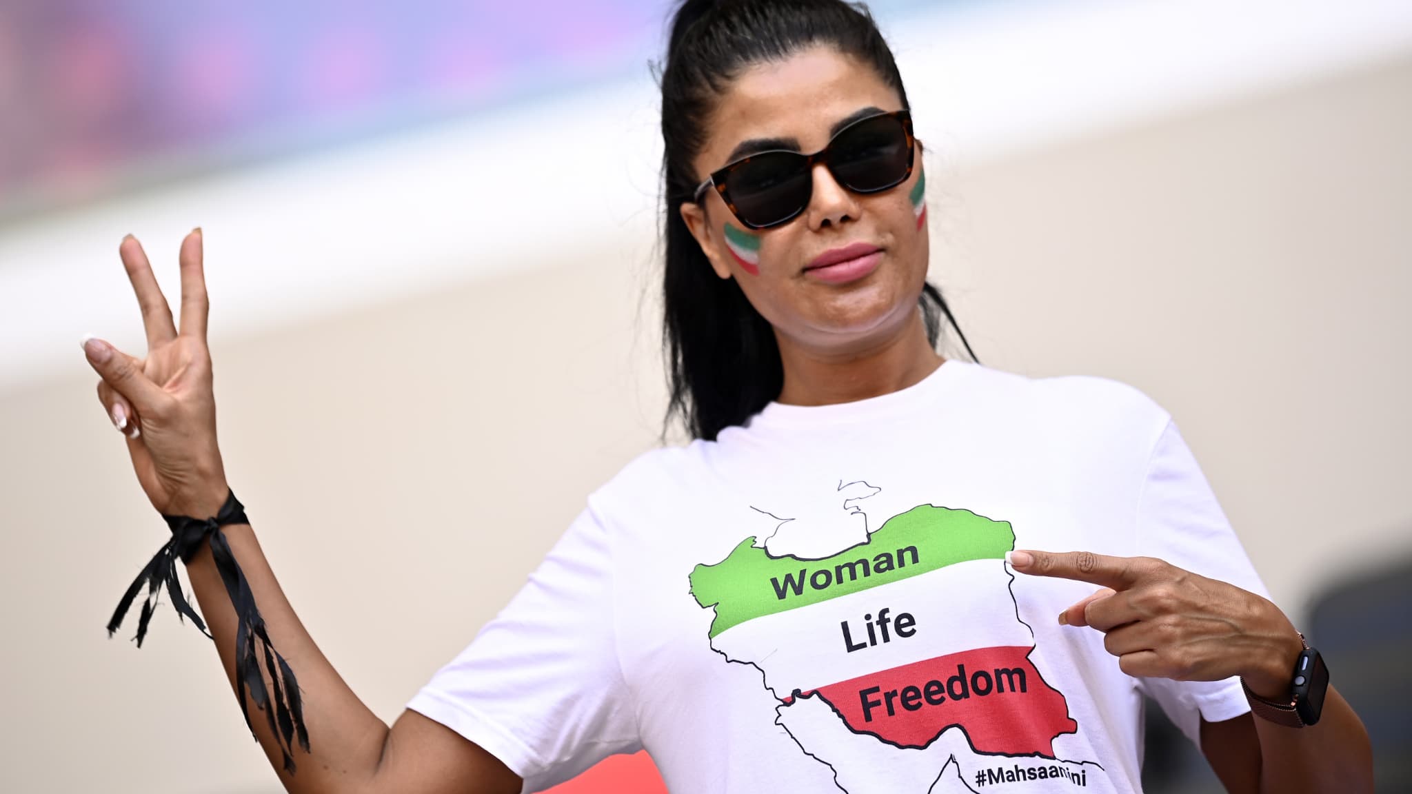 Une supportrice de l'Iran face au pays de Galles Une supportrice de l'Iran face au pays de Galles