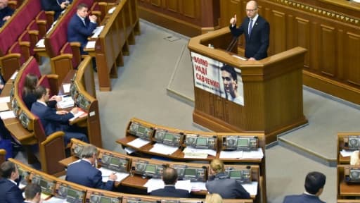 Le Premier ministre ukrainien Arseni Iatseniouk le 11 décembre 2015 au Parlement à Kiev Le Premier ministre ukrainien Arseni Iatseniouk le 11 décembre 2015 au Parlement à Kiev