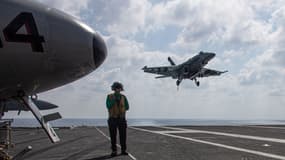 Un avion de chasse de l'armée américaine atterrit sur le pont d'envol d'un porte-avions américain, en Méditerranée orientale, le 13 octobre 2023.