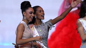 Miss France Ophely Mezino (à gauche) et Miss Jamaïque (à droite) lors de l'élection de Miss Monde à Londres