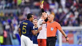 Szymon Marciniak adressant un carton jaune à Jules Koundé lors de France-Danemark, le 26 novembre 2022 à Doha