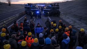 Un gendarme s'entretient avec des agriculteurs qui se voient refuser l'accès à Toulouse dans le cadre de leur mouvement de protestation visant à défendre leur profession et à dénoncer la gestion de la crise agricole par le gouvernement, près de Leguevin, le 7 janvier 2026.