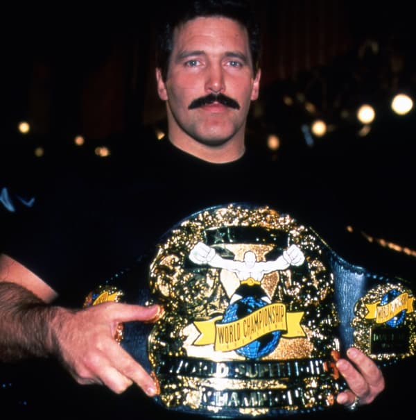 Dan Severn avec sa ceinture de champion Superfight de l'UFC en 1996