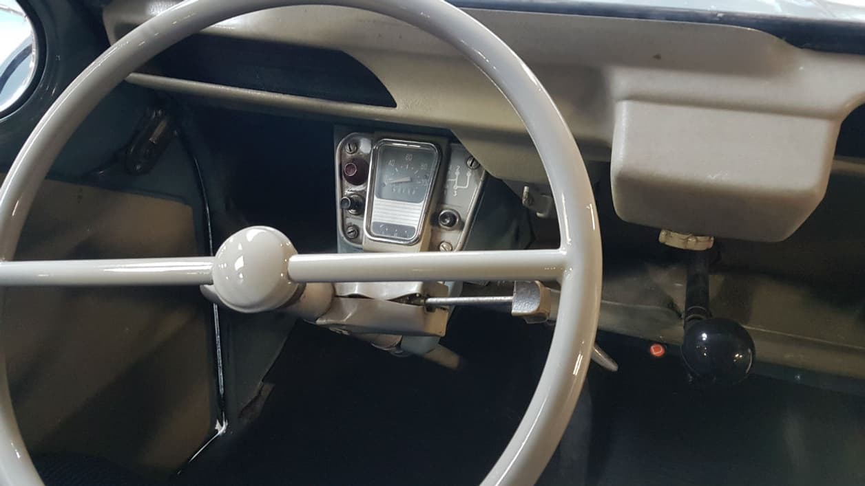Au volant de la 2CV fourgonnette Au volant de la 2CV fourgonnette