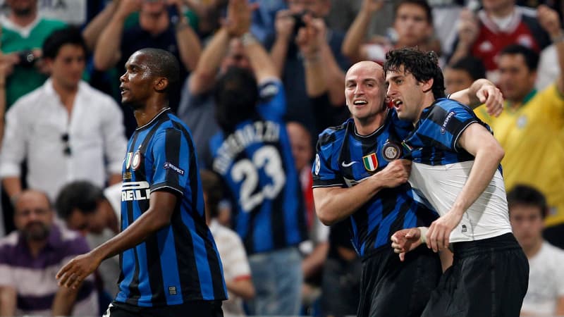 Diego Milito, fêté par Cambiasso et Eto'o
