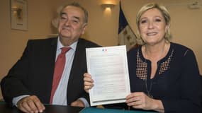 Marine Le Pen et Pierre Bacqué, maire du Vaudoué, le 3 mars 2017.