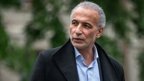 L'islamologue suisse Tariq Ramadan quitte le tribunal après avoir été acquitté de l'accusation de viol et contrainte sexuelle, à Genève le 24 mai 2023