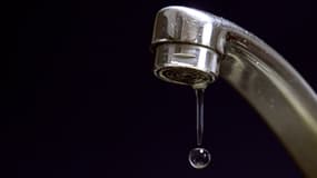 De l'eau s'écoule d'un robinet (illustration).