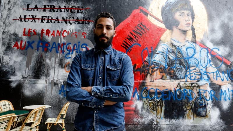 L'artiste Combo, devant son oeuvre vandalisée, le 18 juin, à Paris. 