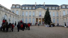 Le sapin de Noël installé en décembre 2017 dans la cour de l'Élysée (photo d'archives)
