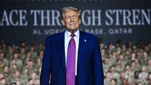 Le président américain Donald Trump salue les troupes sur la base aérienne d'Al-Udeid, au sud-ouest de Doha, le 15 mai 2025.