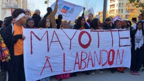 200 personnes se sont rassemblées le samedi 21 décembre à Marseille pour faire part de leur tristesse et de leur colère face à "l'abandon" de Mayotte, dévasté par le cyclone Chido.