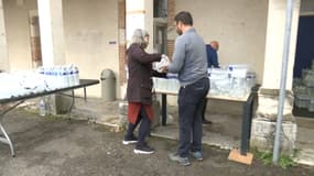 Une distribution de bouteilles d'eau à Cahors, le 11 mars 2023
