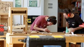 Des apprentis travaillent sur la maquette d'un orgue au Centre de formation de la facture d'orgue à Eschau, dans l'est de la France, le 5 septembre 2023