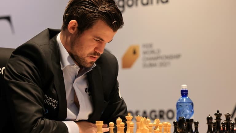 Le grand maître norvégien Magnus Carlsen sacré champion du monde des échecs à Dubaï, le décembre 2021 