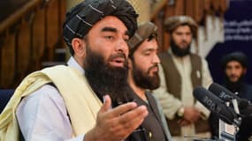 Zabihullah Mujahid, porte-parole des talibans lors d'une conférence de presse. 