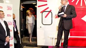 Guillaume Pepy, le président de la SNCF et l'actrice Michèle Laroque, marraine du 30e anniversaire du TGV, lors du lancement des célébrations organisées à cette occasion, gare Montparnasse, à Paris. La SNCF a donné jeudi le coup d'envoi des célébrations d