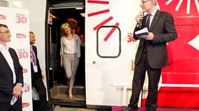 Guillaume Pepy, le président de la SNCF et l'actrice Michèle Laroque, marraine du 30e anniversaire du TGV, lors du lancement des célébrations organisées à cette occasion, gare Montparnasse, à Paris. La SNCF a donné jeudi le coup d'envoi des célébrations d