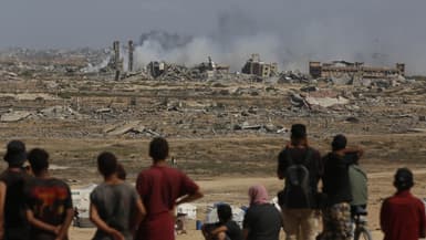 De la fumée s'élève de la zone alors qu'Israël poursuit ses attaques malgré l'appel de Donald Trump à "cesser immédiatement les attaques contre Gaza", à Gaza-ville le 4 octobre 2025. 