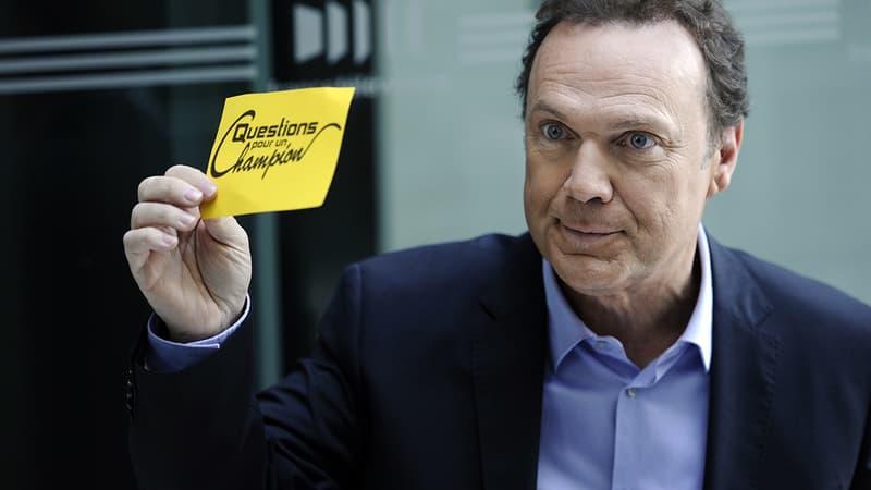 Julien Lepers et une de ses fameuses fiches jaunes (mais sans cravate, n'en déplaise à Nicole, une de ses fans).