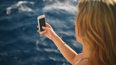 Même sur la plage, pas facile de débrancher son portable professionnel
