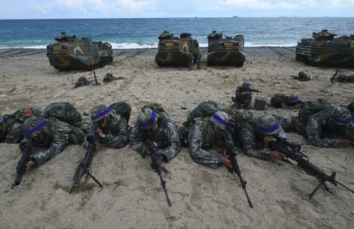 Des Marines sud-coréens en position sur une plage lors de manoeuvres navales conjointes entre la Corée du Sud, le Japon et les Etats-Unis, le 2 avril 2017 à Pohang, en Corée du Sud
