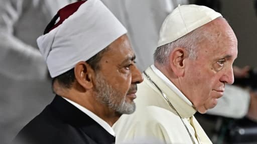 Le grand imam d'Al-Azhar, le cheikh Ahmed al-Tayeb (à gauche) et le pape François, le 4 février à Abou Dhabi