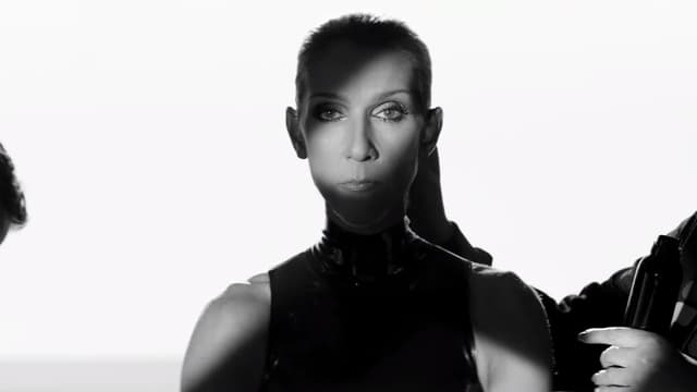 Céline Dion dans le clip de "Courage"