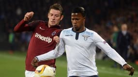 Ondrej Zahustel, à gauche, à la lutte avec Baldé Diao Keita