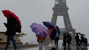 Des touristes sur le parvis du Trocadéro ce mercredi 9 octobre alors que la dépression Kirk balaie une partie de la France. 