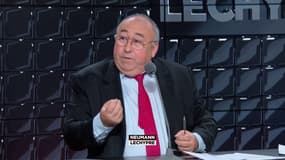 Vaccination "entre deux policiers": Emmanuel Lechypre explique qu'il s'agissait d'une "image"