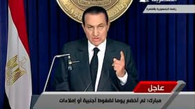 Le président égyptien Hosni Moubarak a annoncé jeudi dans une allocution télévisée qu'il allait déléguer des pouvoirs au vice-président Omar Souleïmane, conformément à la Constitution. /Image diffusée le 10 février 2011/REUTERS/Télévision égyptienne d'Eta