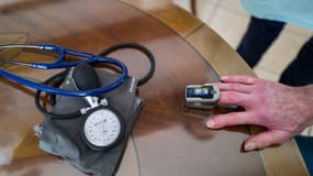 Le contrôle de la fréquence cardiaque d'une patient à Winkel (Haut-Rhin), le 21 avril 2020.