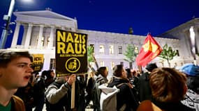 Des manifestants brandissent une pancarte sur laquelle est écrit "Les nazis hors du parlement" lors d'une manifestation après l'annonce des résultats des sondages de sortie des urnes à Vienne, le 29 septembre 2024, lors des élections générales autrichiennes.
