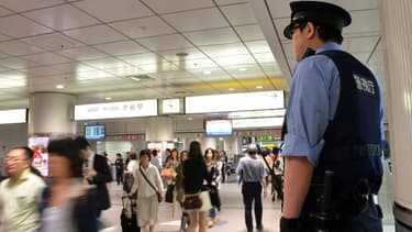 Un policier patrouille dans la gare centrale de Tokyo, où a été retrouvé le corps (photo d'illustration).