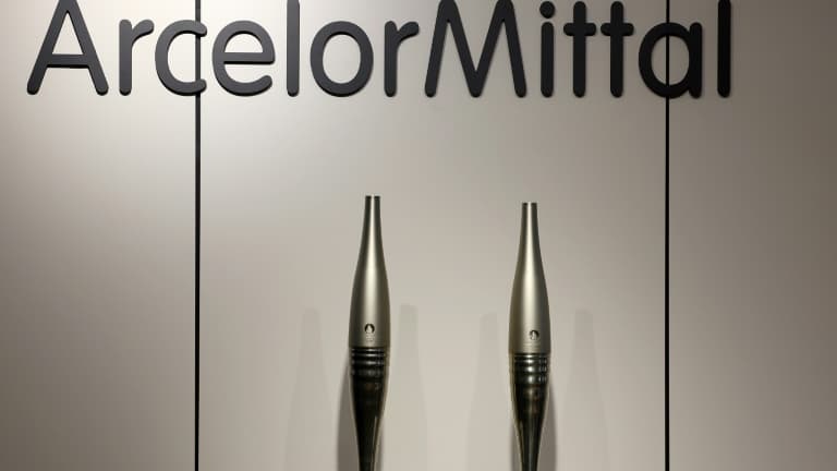 Deux torches olympiques qui seront utilisées pour transporter la flamme olympique des jeux de Paris 2024, en acier recyclé issu des laminoirs d'ArcelorMittal à Florange, en Moselle, le 4 avril 2024.