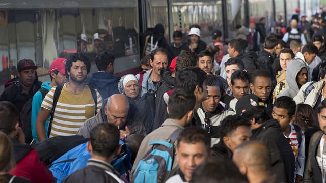 Des réfugiés arrivent en gare de Munich, en Bavière.