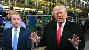 Le président américain Donald Trump s'exprime aux côtés du président exécutif de Ford, Bill Ford, lors de sa visite du complexe River Rouge de Ford Motor Company à Dearborn, dans le Michigan, le 13 janvier 2026.