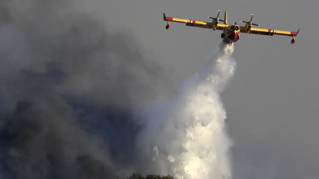 EN VIDEO - Incendie sur la Côte d'Azur: un Canadair frôle un bateau de plaisance