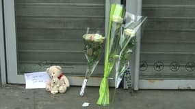 Des fleurs déposées devant le centre commercial à Argenteuil, à l'époque des faits en juin 2018.