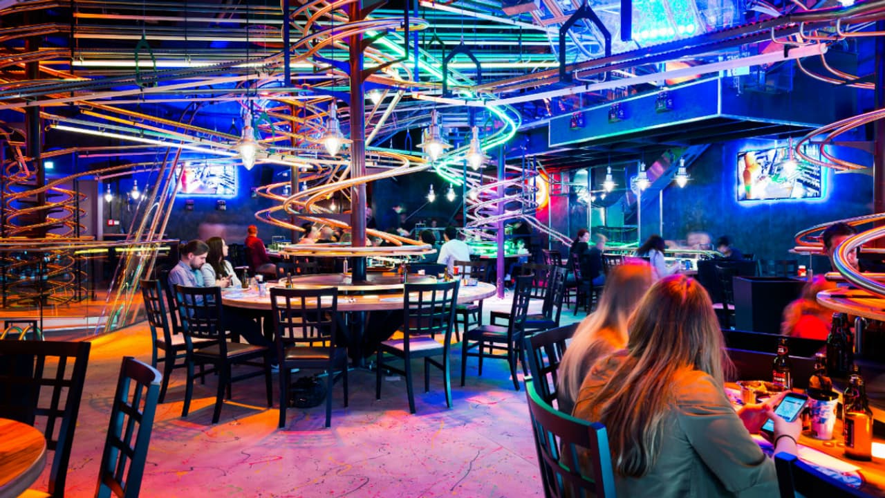 Ce restaurant a remplacé ses serveurs par des montagnes russes