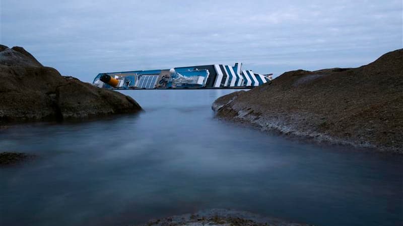 Le corps d'une femme a été retrouvé samedi dans l'épave du paquebot Costa Concordia qui s'est échoué au large des côtes de la Toscane le 13 janvier. /Photo prise le 27 janvier 2012/REUTERS/Darrin Zammit Lupi
