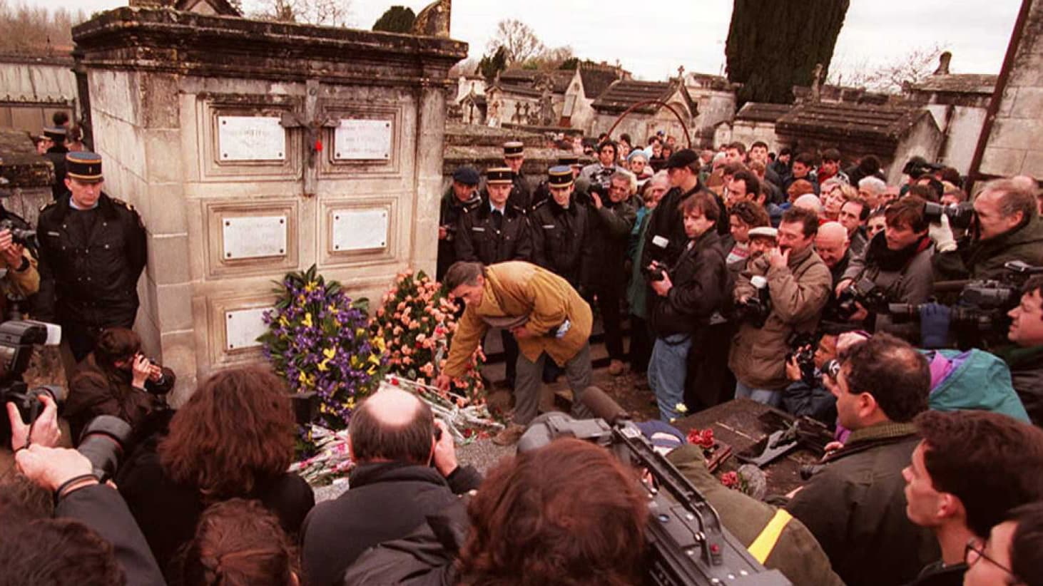 La foule venant fleurir la tombe de François Mitterrand à Jarnac, le 11 janvier 1996 La foule venant fleurir la tombe de François Mitterrand à Jarnac, le 11 janvier 1996