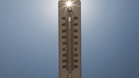 Un thermomètre indiquant 35 degrés Celsius, à Montreuil, dans l'après-midi du 14 août 2025, en pleine vague de chaleur en Europe.